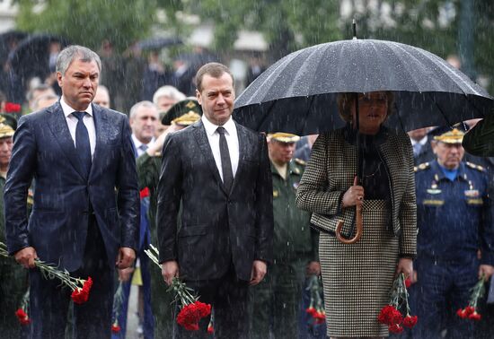 Президент РФ В. Путин и премьер-министр РФ Д. Медведев приняли участие в церемонии возложения венков к Могиле Неизвестного Солдата