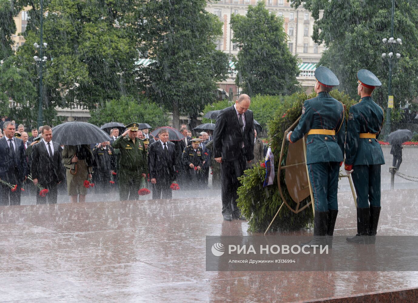 Президент РФ В. Путин и премьер-министр РФ Д. Медведев приняли участие в церемонии возложения венков к Могиле Неизвестного Солдата