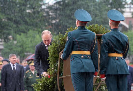 Президент РФ В. Путин и премьер-министр РФ Д. Медведев приняли участие в церемонии возложения венков к Могиле Неизвестного Солдата