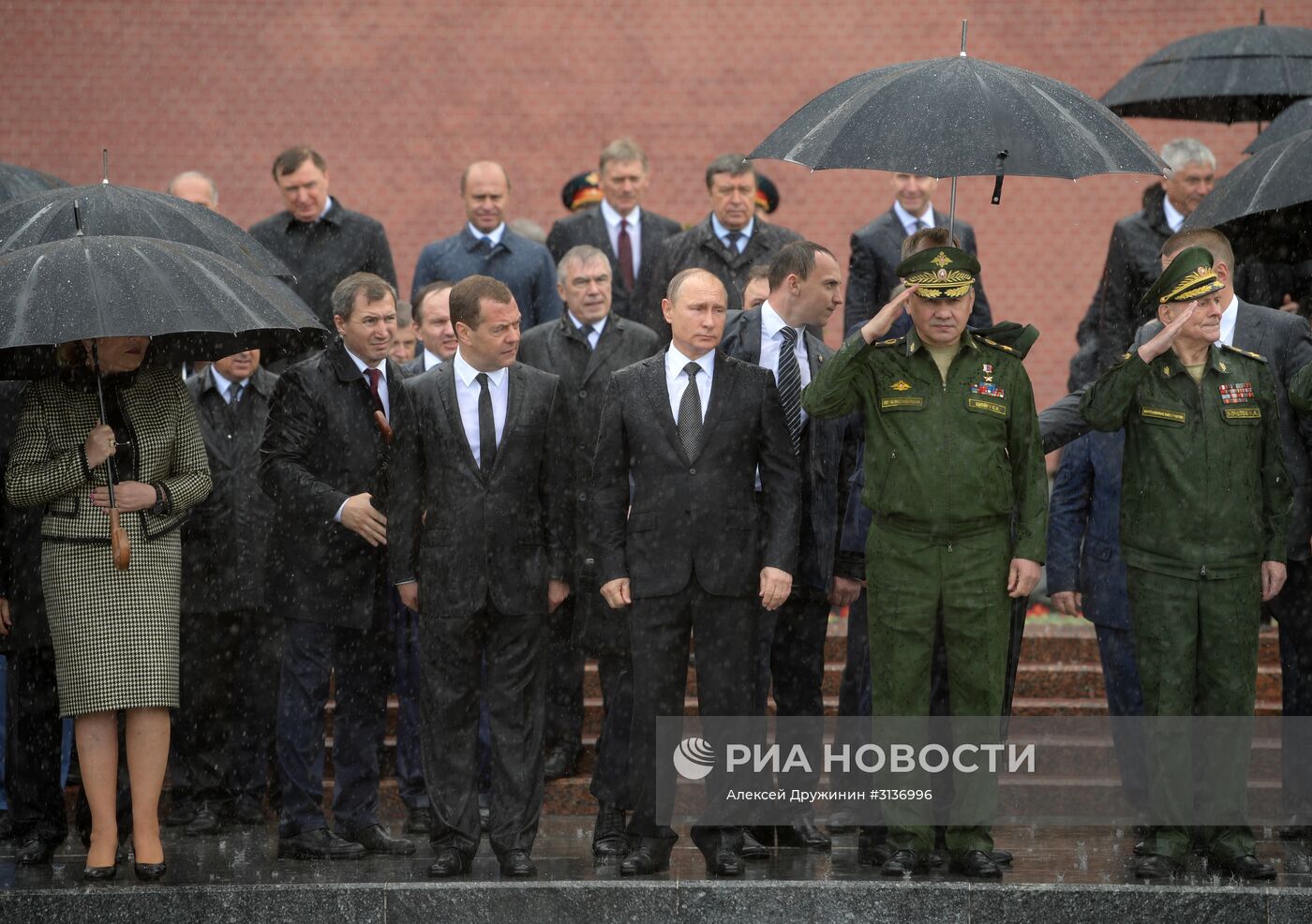 Президент РФ В. Путин и премьер-министр РФ Д. Медведев приняли участие в церемонии возложения венков к Могиле Неизвестного Солдата