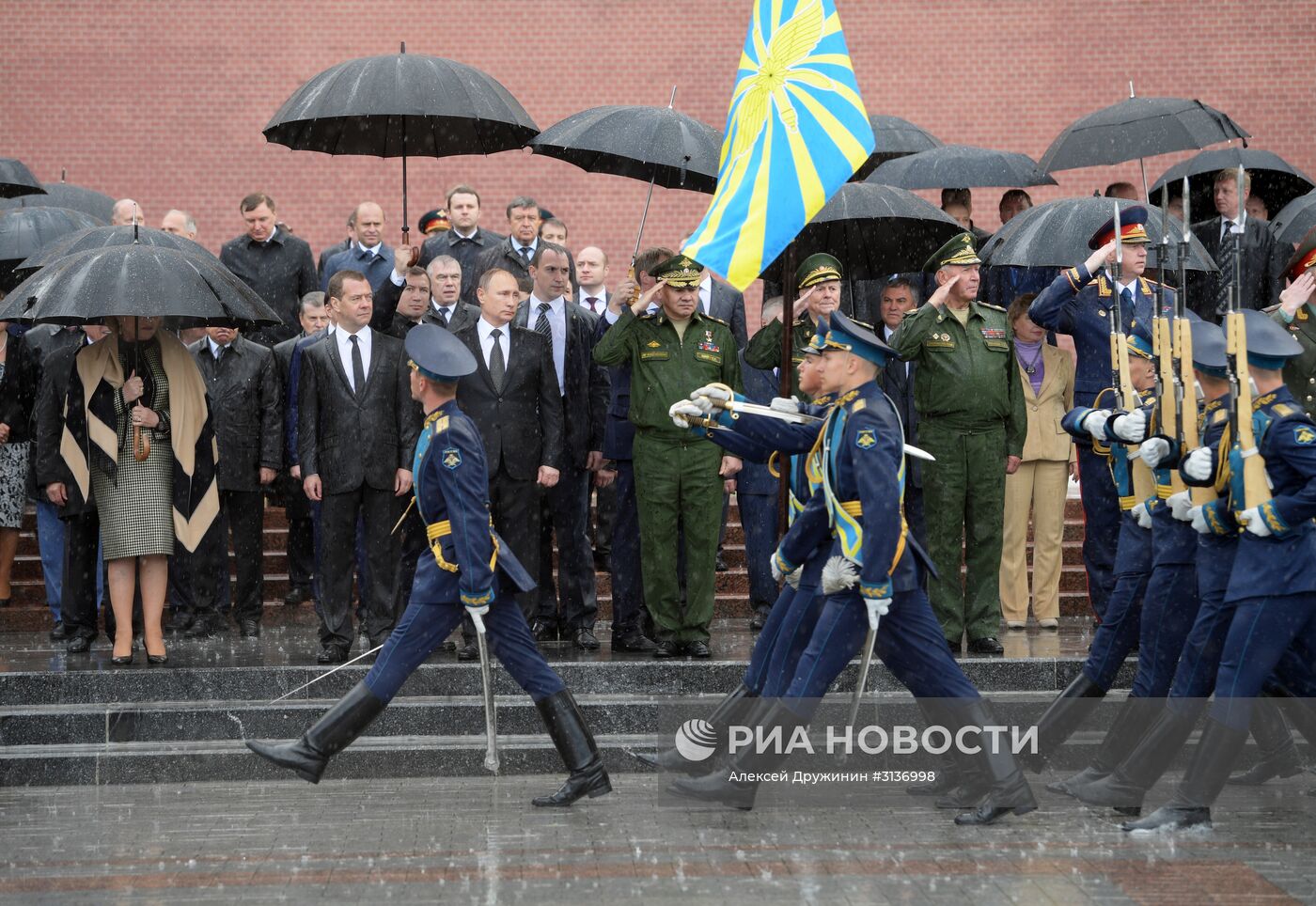 Президент РФ В. Путин и премьер-министр РФ Д. Медведев приняли участие в церемонии возложения венков к Могиле Неизвестного Солдата