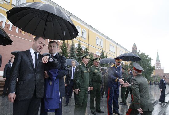 Президент РФ В. Путин и премьер-министр РФ Д. Медведев приняли участие в церемонии возложения венков к Могиле Неизвестного Солдата