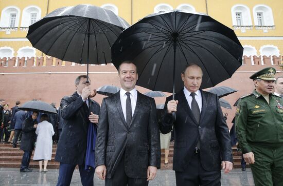 Президент РФ В. Путин и премьер-министр РФ Д. Медведев приняли участие в церемонии возложения венков к Могиле Неизвестного Солдата