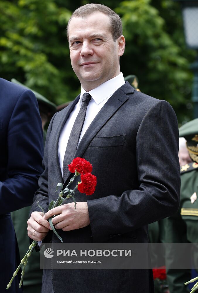 Президент РФ В. Путин и премьер-министр РФ Д. Медведев приняли участие в церемонии возложения венков к Могиле Неизвестного Солдата