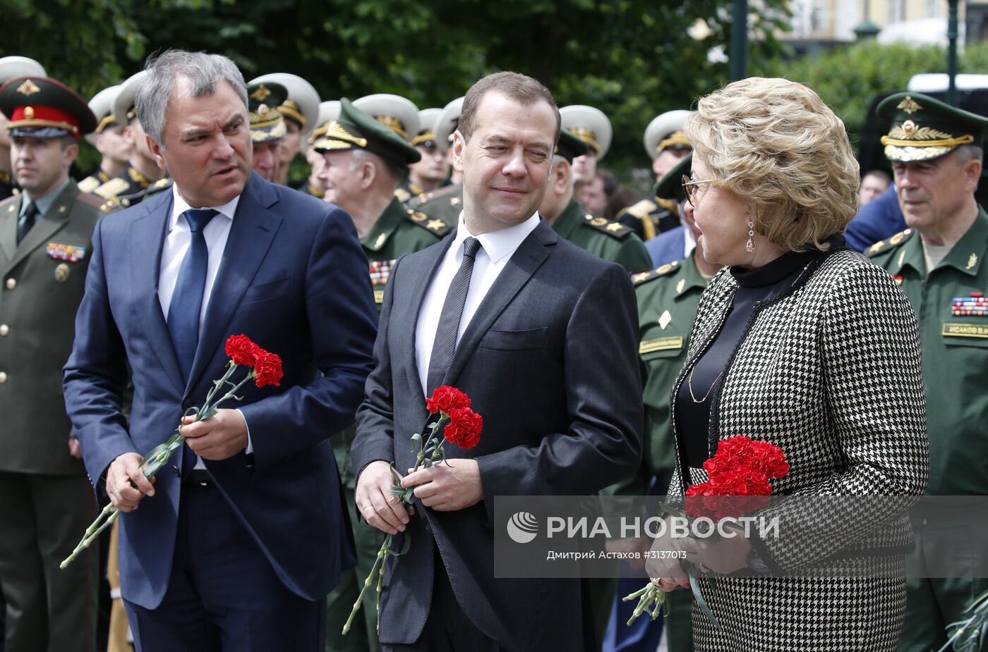 Президент РФ В. Путин и премьер-министр РФ Д. Медведев приняли участие в церемонии возложения венков к Могиле Неизвестного Солдата