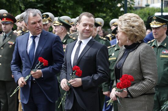 Президент РФ В. Путин и премьер-министр РФ Д. Медведев приняли участие в церемонии возложения венков к Могиле Неизвестного Солдата