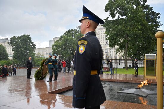 Президент РФ В. Путин и премьер-министр РФ Д. Медведев приняли участие в церемонии возложения венков к Могиле Неизвестного Солдата