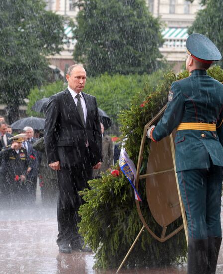 Президент РФ В. Путин и премьер-министр РФ Д. Медведев приняли участие в церемонии возложения венков к Могиле Неизвестного Солдата