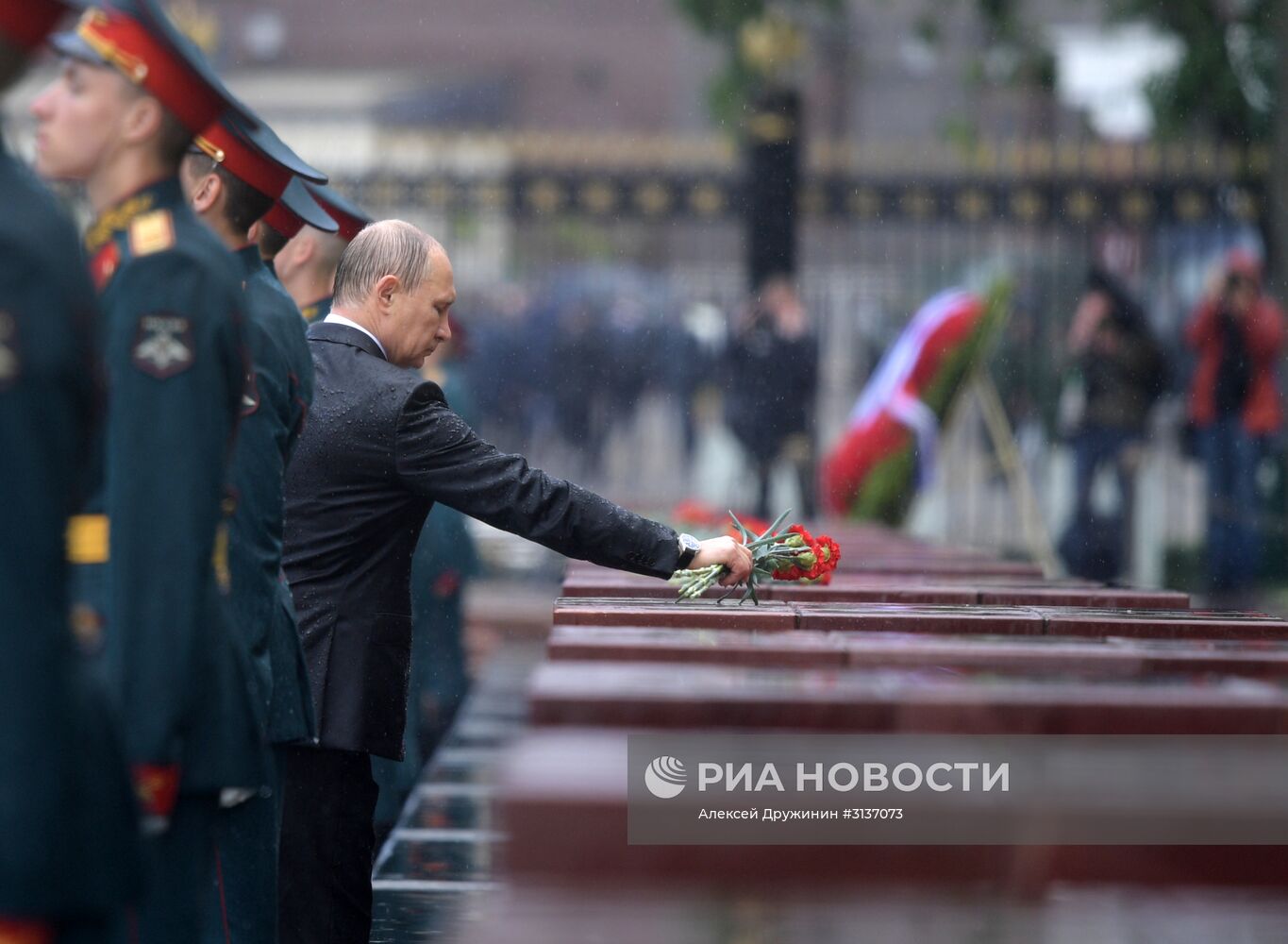 Президент РФ В. Путин и премьер-министр РФ Д. Медведев приняли участие в церемонии возложения венков к Могиле Неизвестного Солдата
