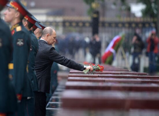 Президент РФ В. Путин и премьер-министр РФ Д. Медведев приняли участие в церемонии возложения венков к Могиле Неизвестного Солдата
