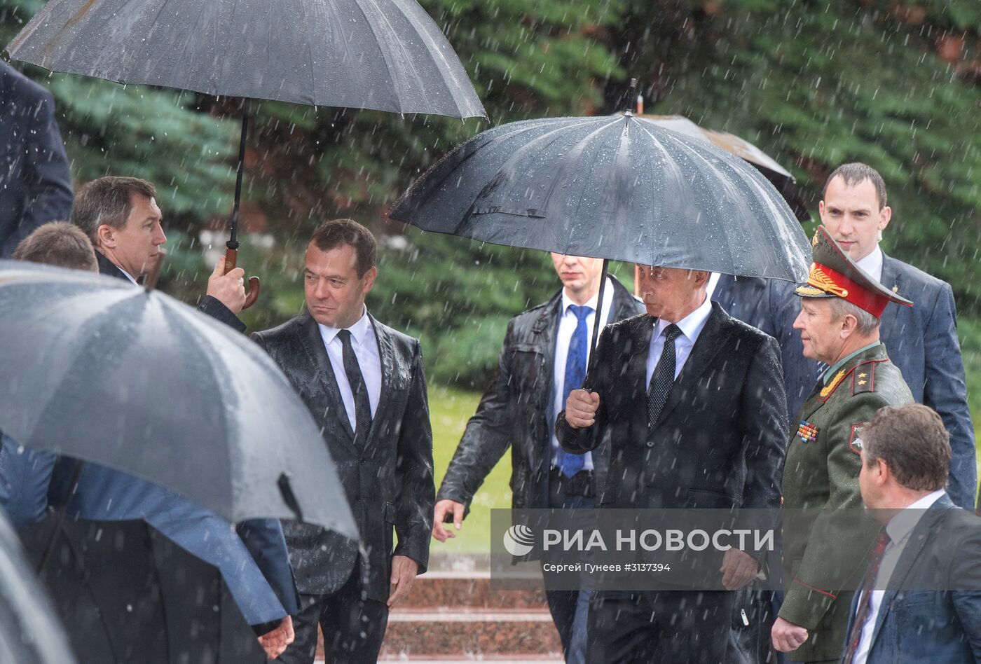 Президент РФ В. Путин и премьер-министр РФ Д. Медведев приняли участие в церемонии возложения венков к Могиле Неизвестного Солдата