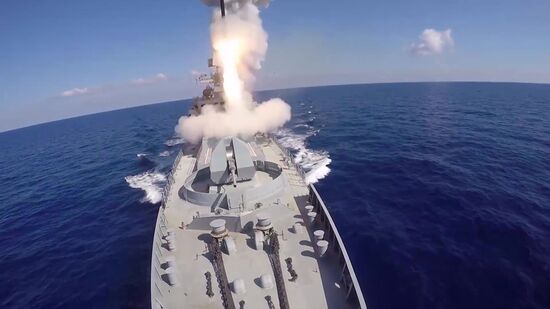 Удар крылатыми ракетами "Калибр" по объектам запрещенной в РФ террористической группировки ИГИЛ в Сирии