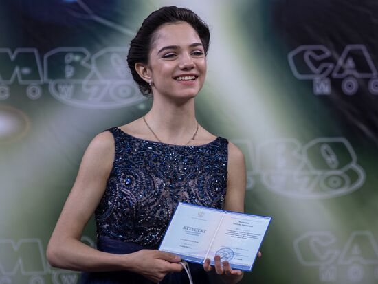 Вручение аттестата фигуристке Евгении Медведевой