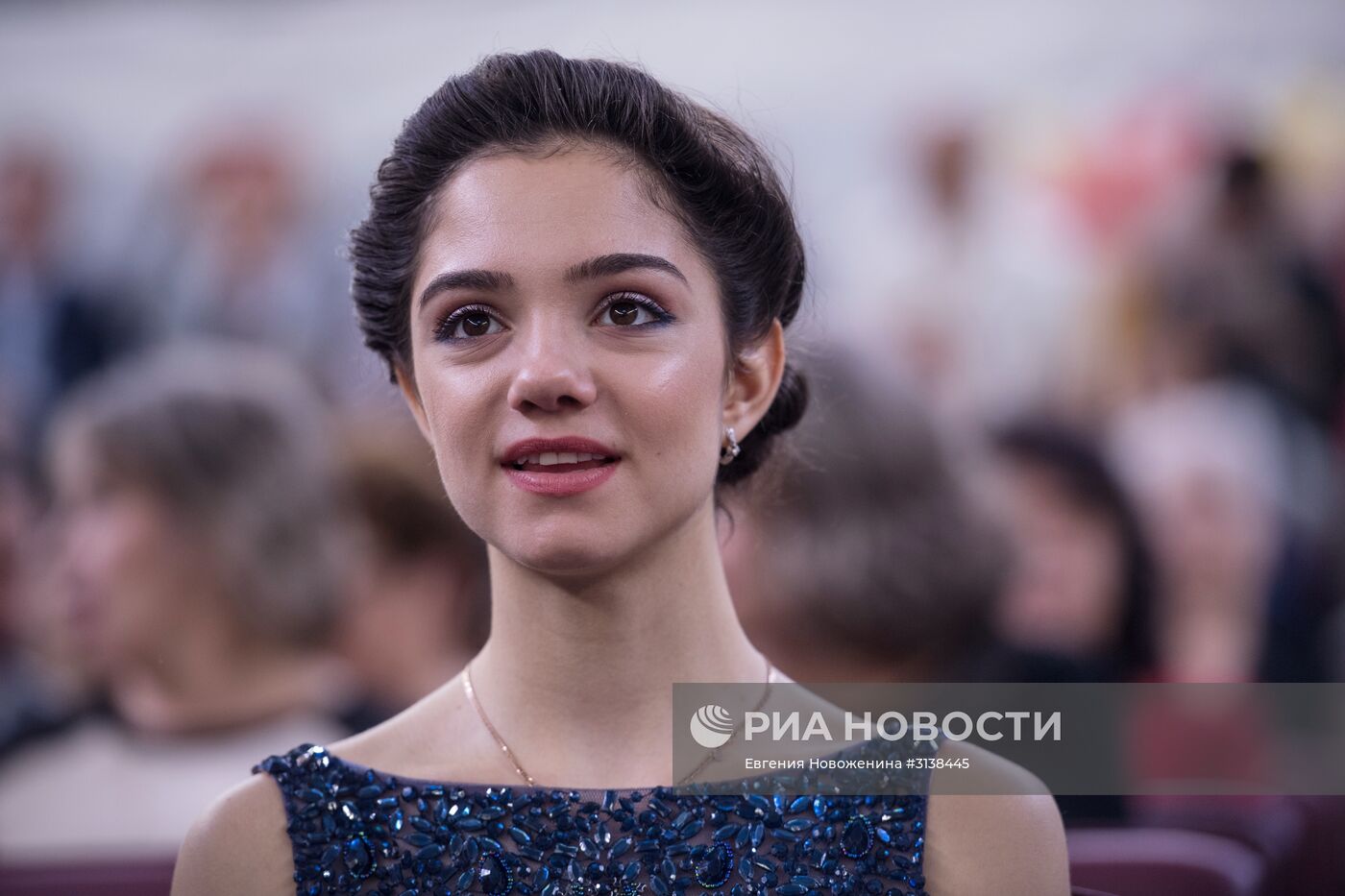 Вручение аттестата фигуристке Евгении Медведевой