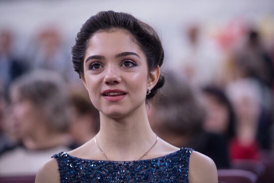 Вручение аттестата фигуристке Евгении Медведевой