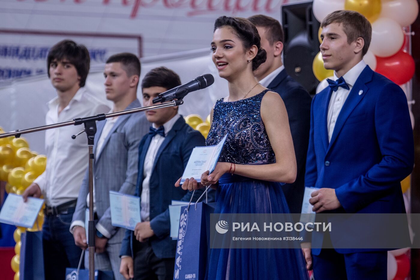 Вручение аттестата фигуристке Евгении Медведевой