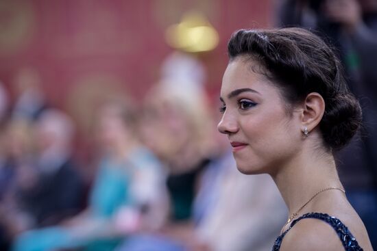 Вручение аттестата фигуристке Евгении Медведевой