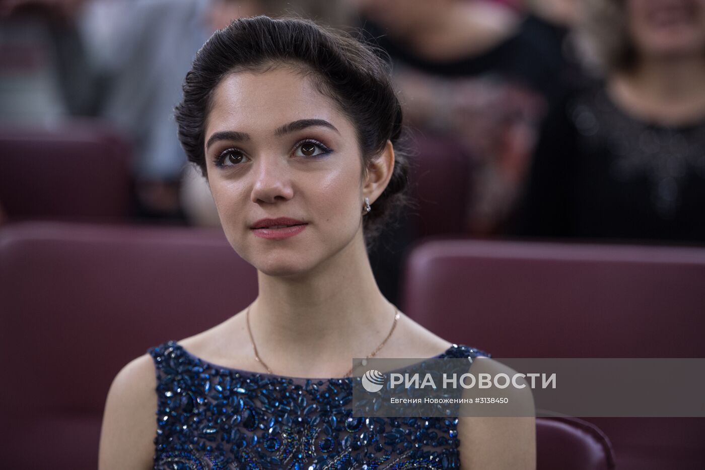 Вручение аттестата фигуристке Евгении Медведевой