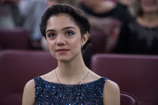 Вручение аттестата фигуристке Евгении Медведевой