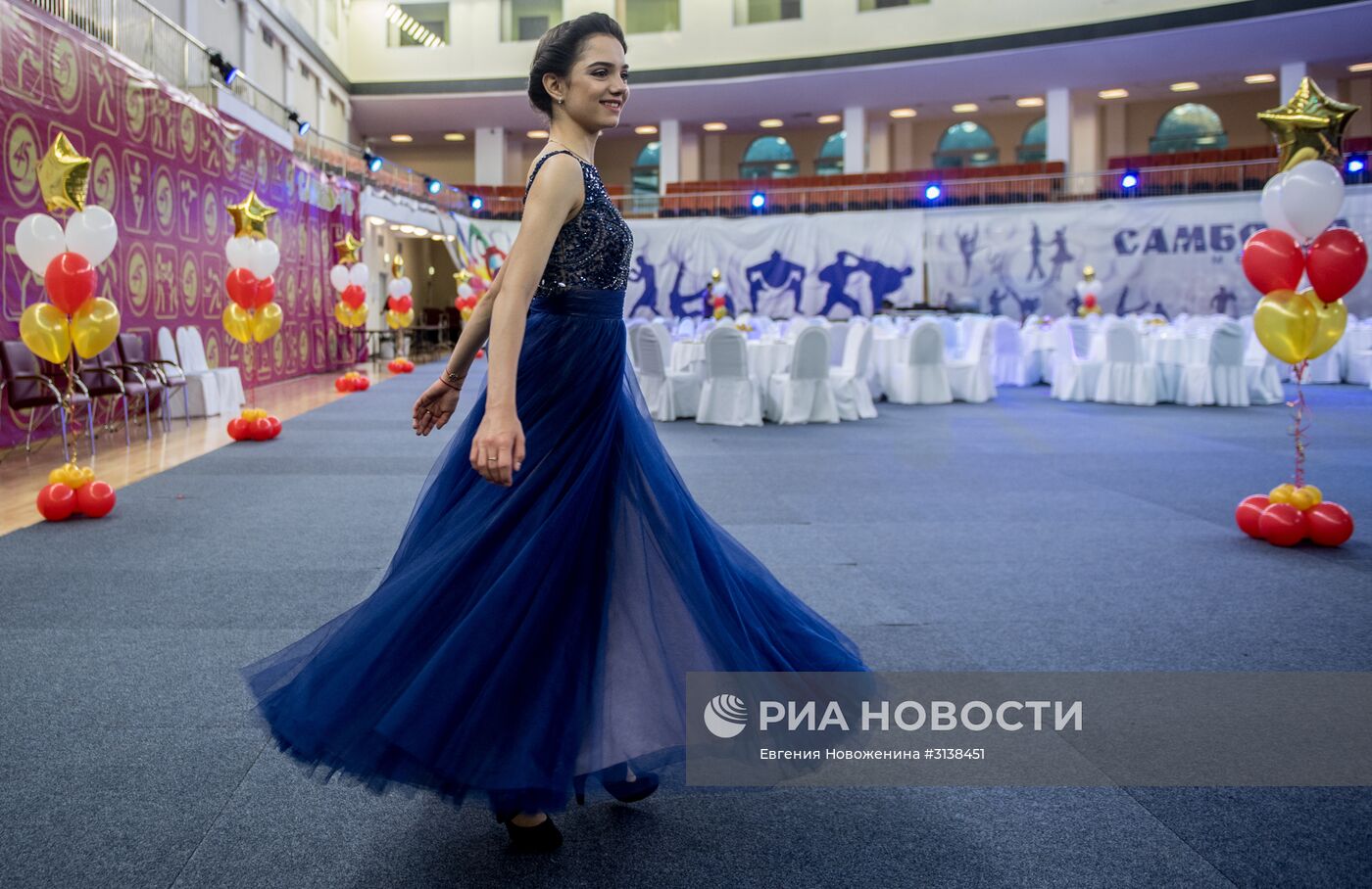 Вручение аттестата фигуристке Евгении Медведевой