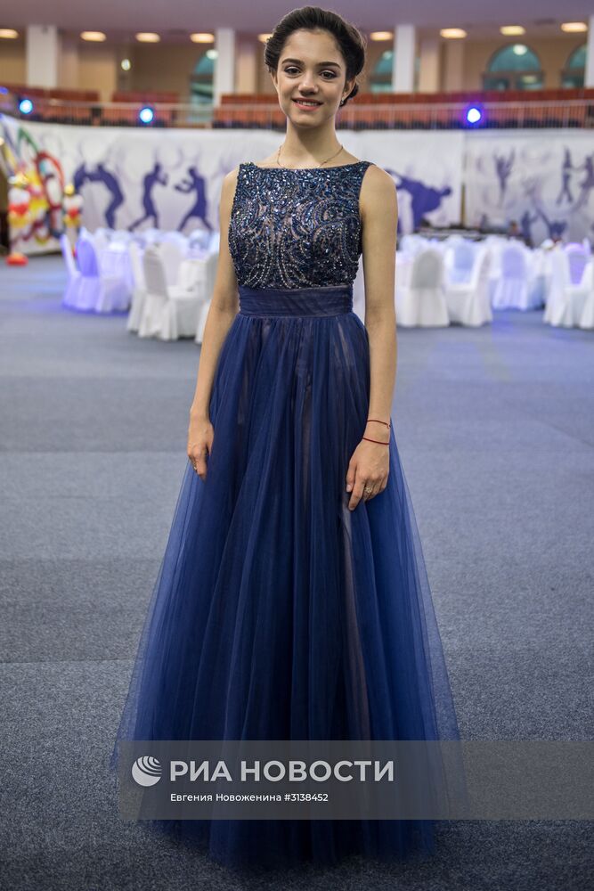 Вручение аттестата фигуристке Евгении Медведевой