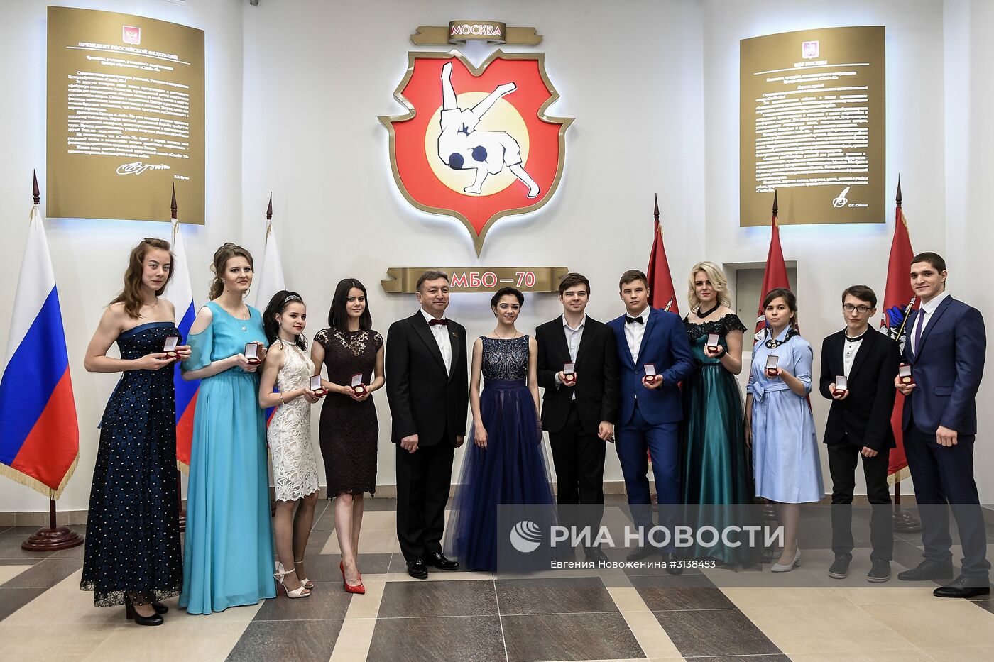 Вручение аттестата фигуристке Евгении Медведевой