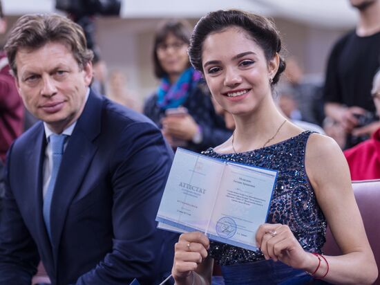 Вручение аттестата фигуристке Евгении Медведевой