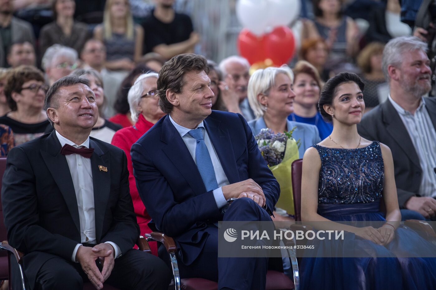 Вручение аттестата фигуристке Евгении Медведевой