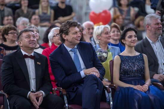 Вручение аттестата фигуристке Евгении Медведевой