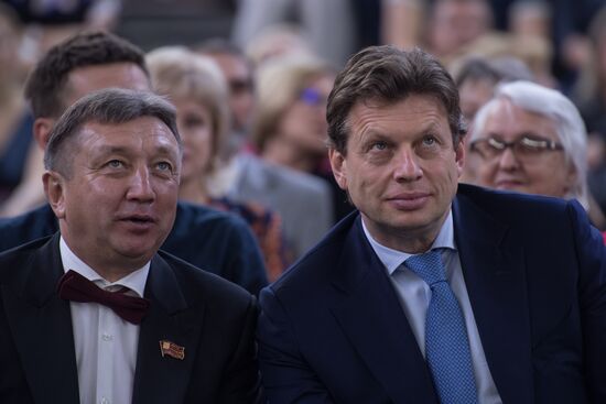 Вручение аттестата фигуристке Евгении Медведевой