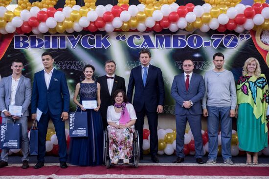 Вручение аттестата фигуристке Евгении Медведевой