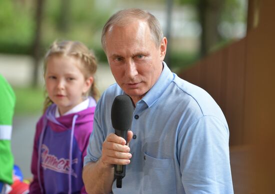 Президент РФ В. Путин посетил международный детский центр "Артек"