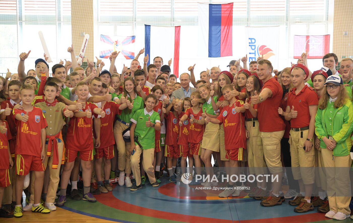 Президент РФ В. Путин посетил международный детский центр "Артек"