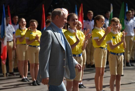 Президент РФ В. Путин посетил международный детский центр "Артек"