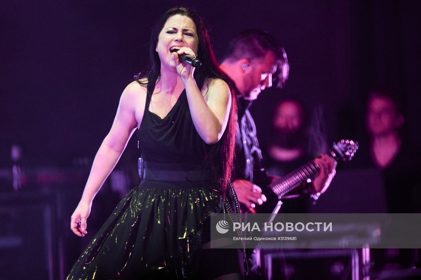 April live. Evanescence вокалистка. Evanescence Concert. Evanescence концерт. Джен Маджура Evanescence.