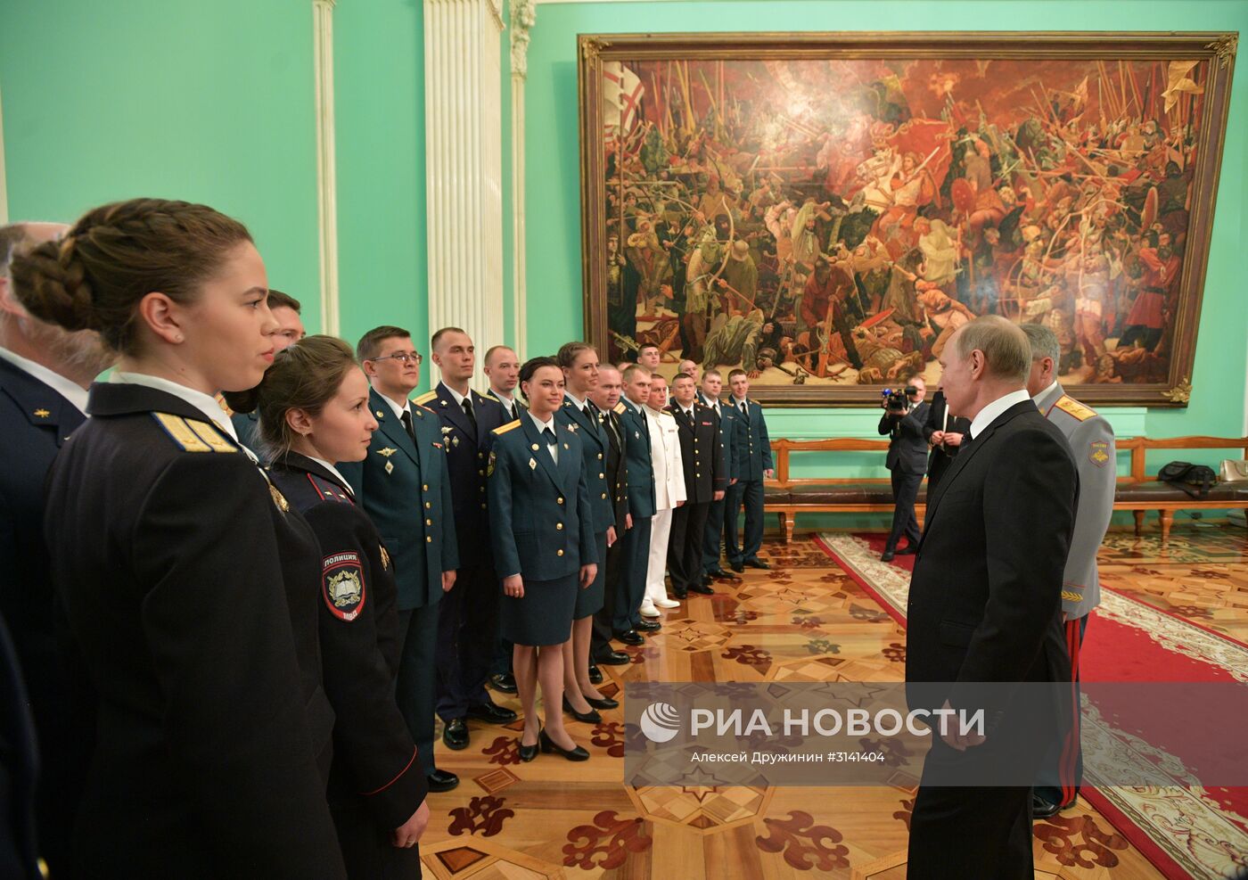 Президент РФ В. Путин встретился с выпускниками высших военных учебных заведений России