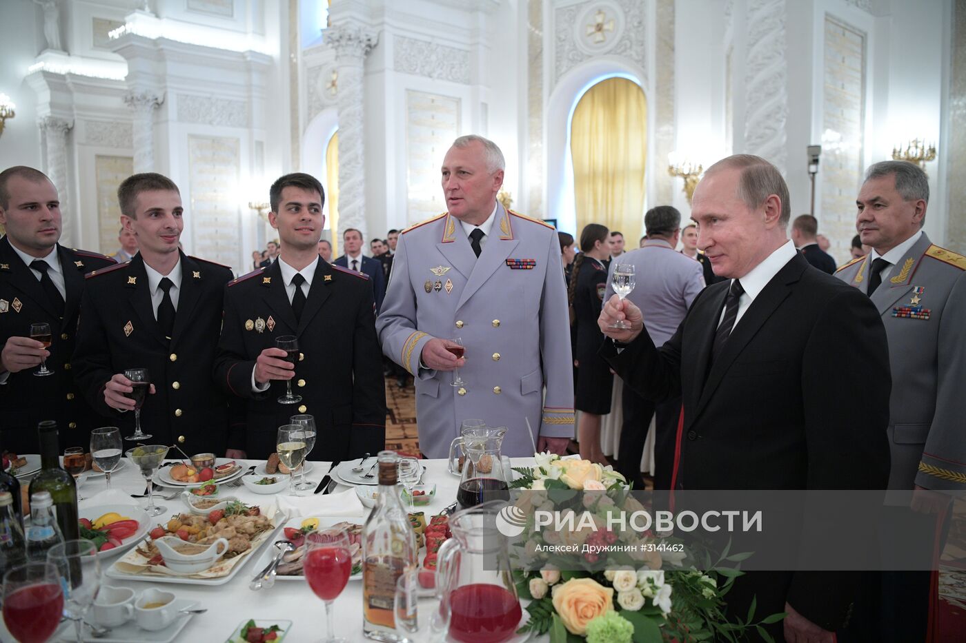 Президент РФ В. Путин встретился с выпускниками высших военных учебных заведений России
