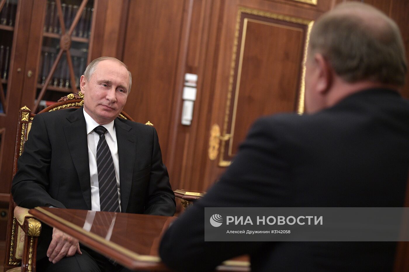 Президент РФ В. Путин провел встречу с лидером КПРФ Г. Зюгановым