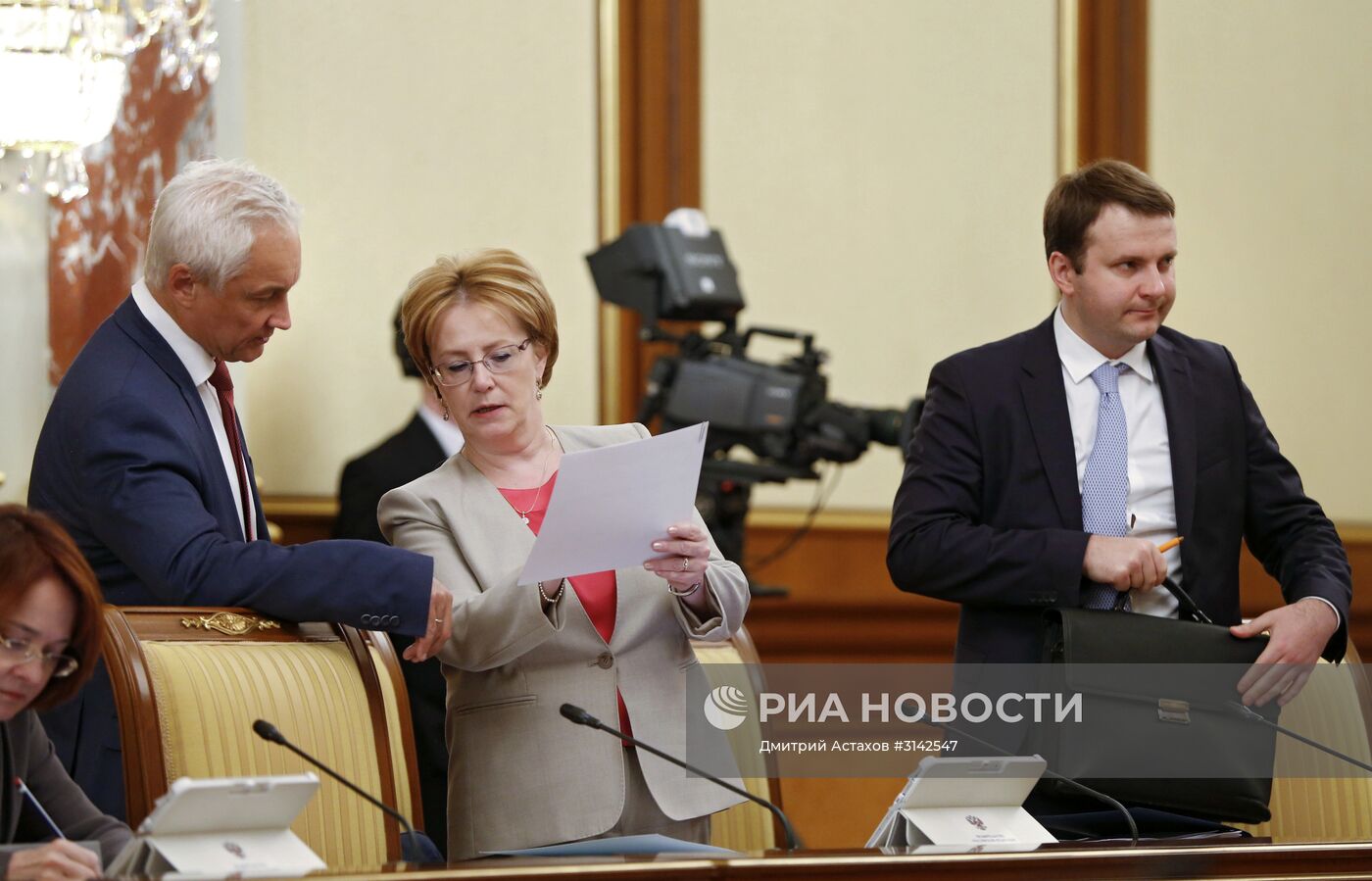 Премьер-министр РФ Д. Медведев провел заседание правительства РФ