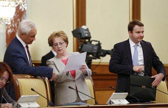 Премьер-министр РФ Д. Медведев провел заседание правительства РФ