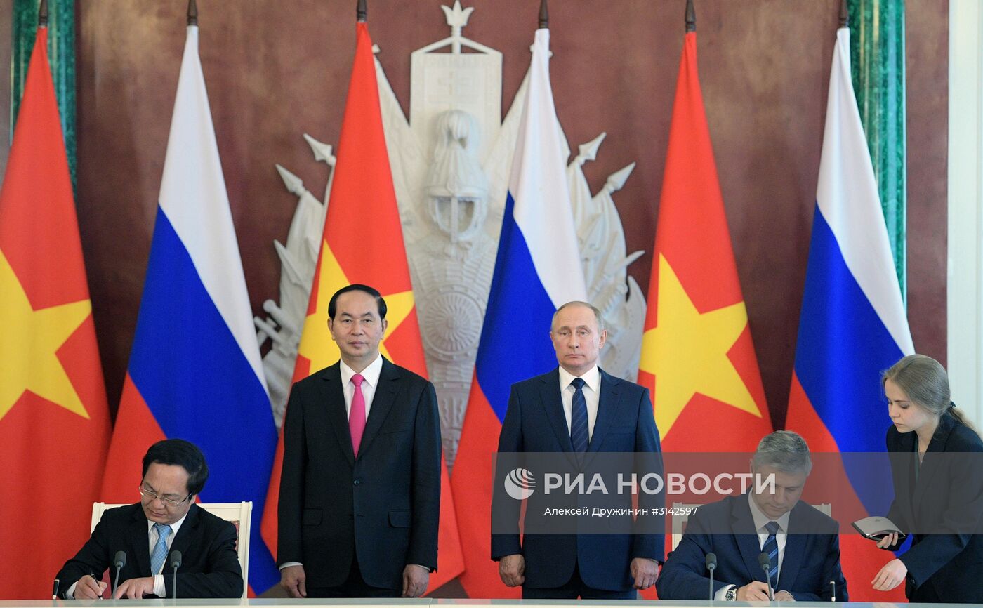 Президент РФ В. Путин встретился с президентом Вьетнама Чан Дай Куангом