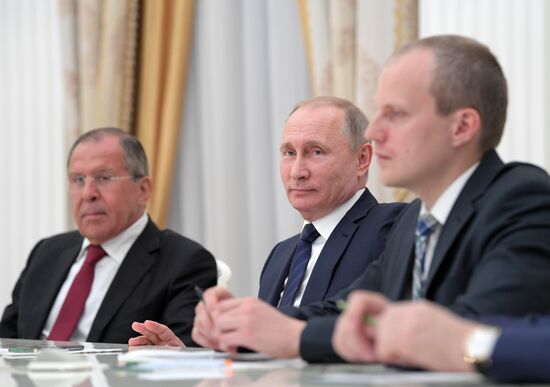 Президент РФ В. Путин встретился с главой МИД Германии З. Габриэлем
