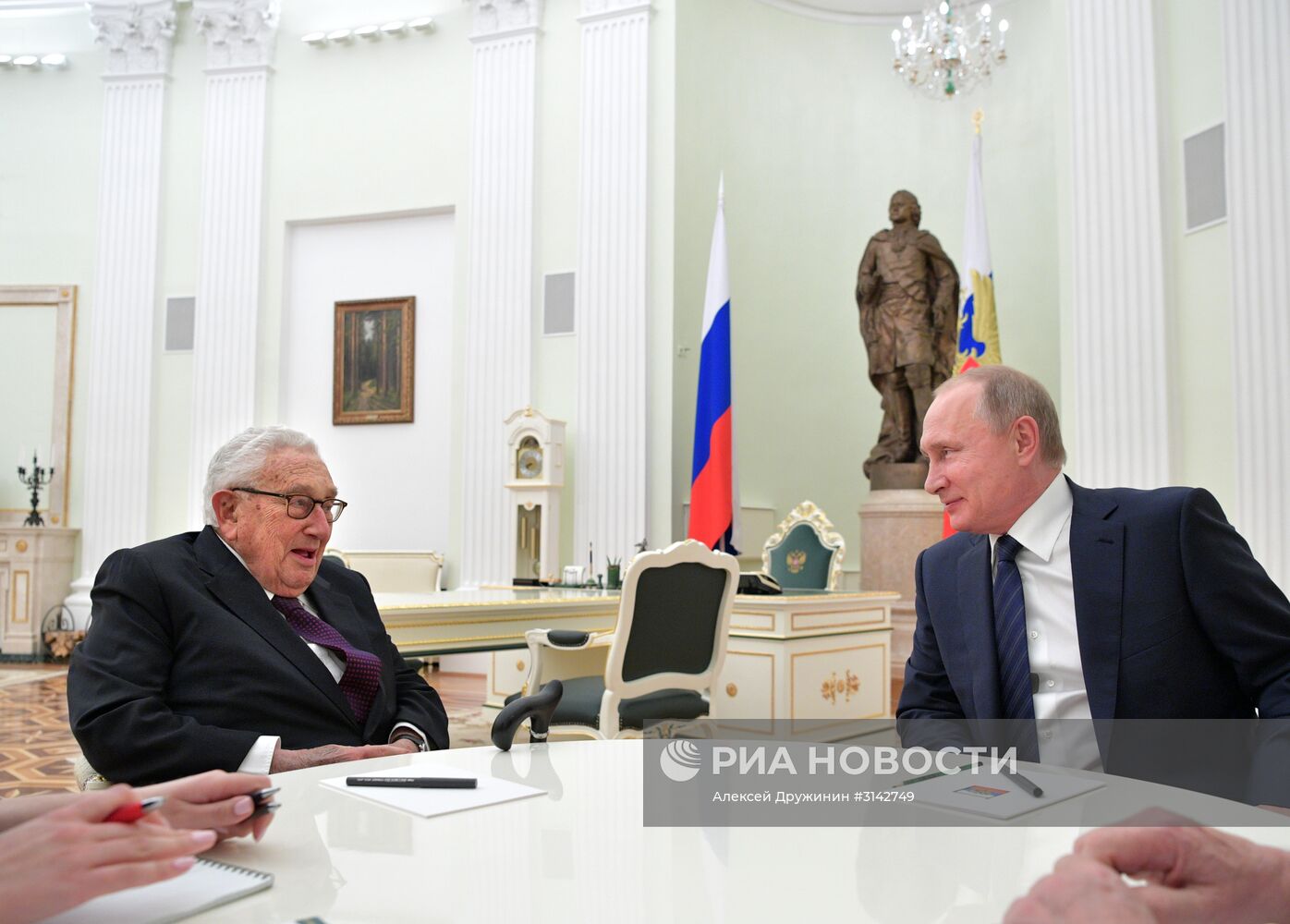 Президент РФ В. Путин встретился с экс-госсекретарем США Г. Киссинджером