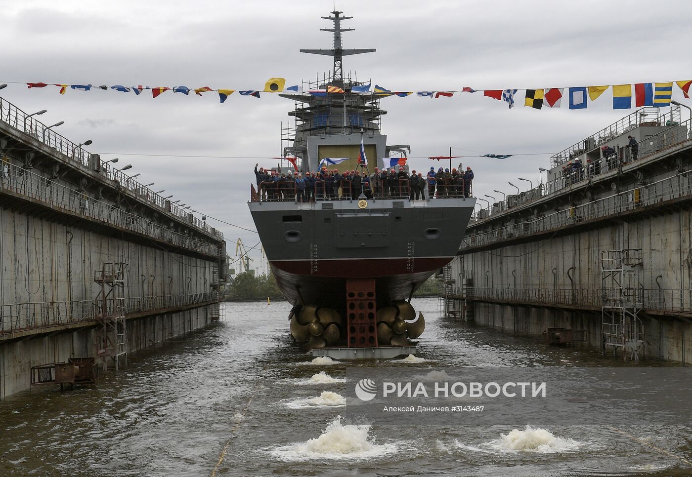 Спуск на воду корвета "Гремящий" на Северной верфи в Санкт-Петербурге