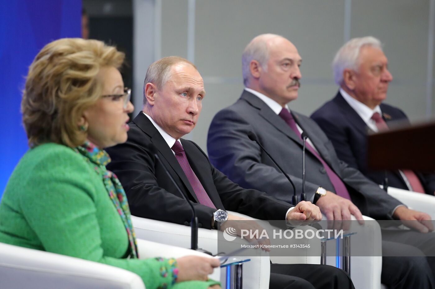 Президенты РФ и Белоруссии В. Путин и А. Лукашенко принимают участие в работе IV Форум регионов России и Беларуси