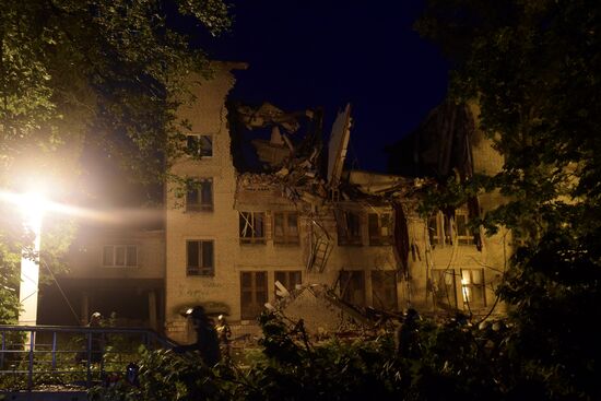 Здание Университета торговли обрушилось в результате взрыва в Донецке
