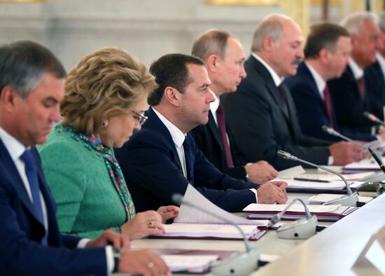 Президенты РФ и Белоруссии В. Путин и А. Лукашенко на заседании ВГС Союзного государства России и Белоруссии