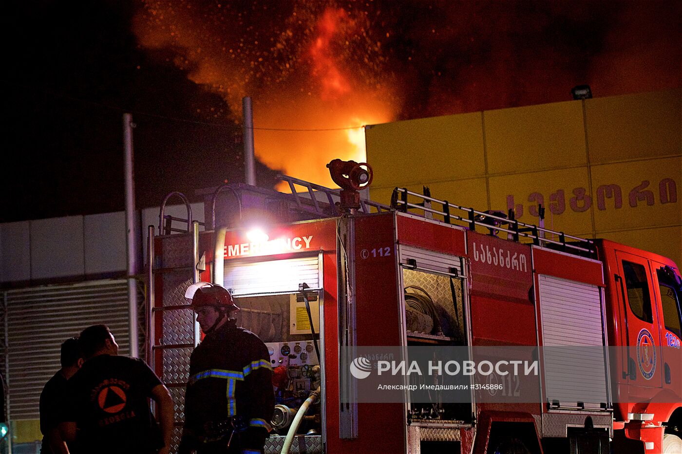 Пожар на рынке "Элиава" в Тбилиси