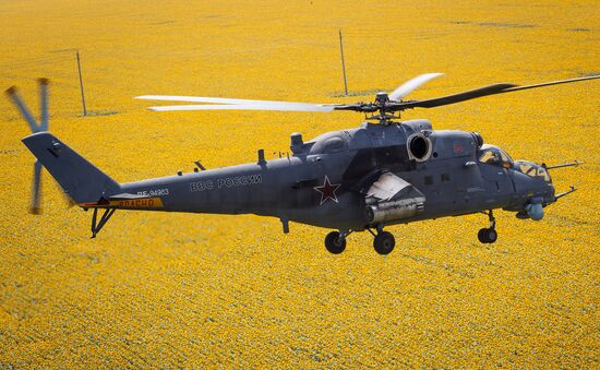 Учебно-тренировочные полеты вертолёта Ми-35М в Краснодарском крае