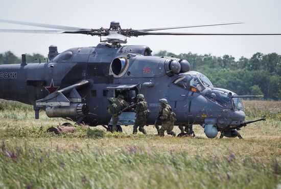 Учебно-тренировочные полеты вертолёта Ми-35М в Краснодарском крае